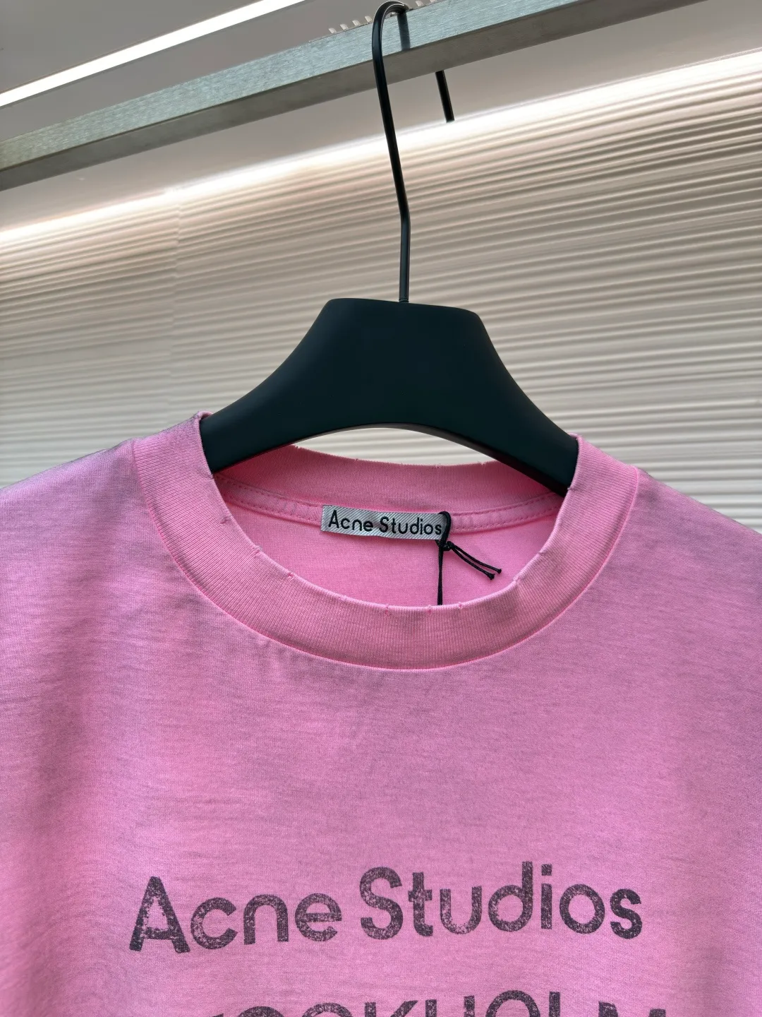 Acne Studios 1966 mud-dyed washed and distressed long sleeves ●Authentic product: purchased and developed by 2419 ●Item number: 1680621-A15 ●Fabric: super soft cotton fabric ●Technology: washed and distressed ●Version: loose fit ●Weight: about 385 grams ●Size: S-M-L-XL ●Description: Made of ultra-soft pure cotton fabric, garment-dyed, washed and distressed, the chest part has a dirty feel, and the lower part shows a gradient effect. The neckline is slightly frayed to better fit the overall tone. The overall line is straight and delicate, the fabric is comfortable and soft, and the color is consistent without color difference. It can be matched with the same style to create a fashionable look and control various occasions. Customized accessories, complete with three standards, the same style for men and women!